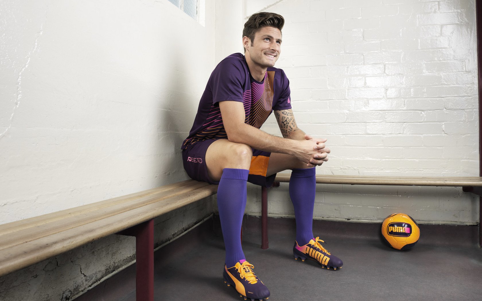 飞盘高空接力赛 多层楼抛接考验视野与配合